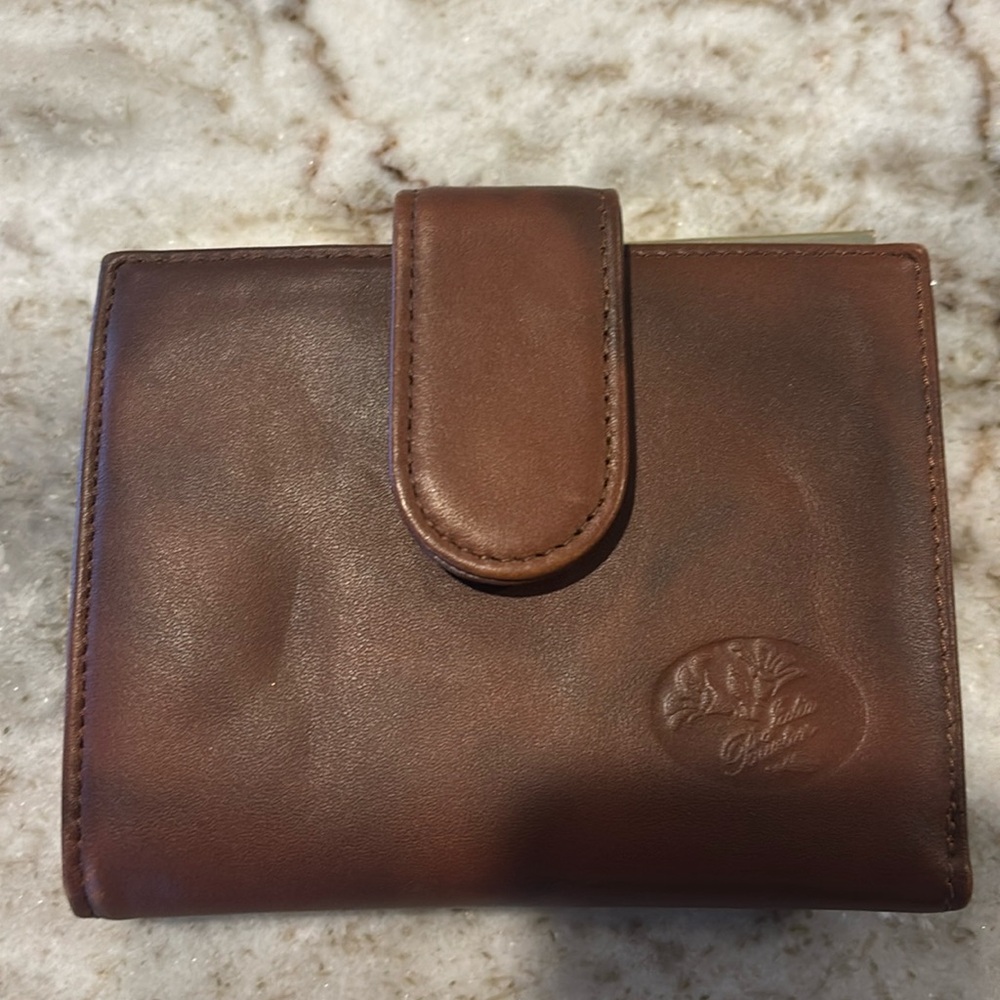 Woman’s vintage Buxton cow hide leather wallet.